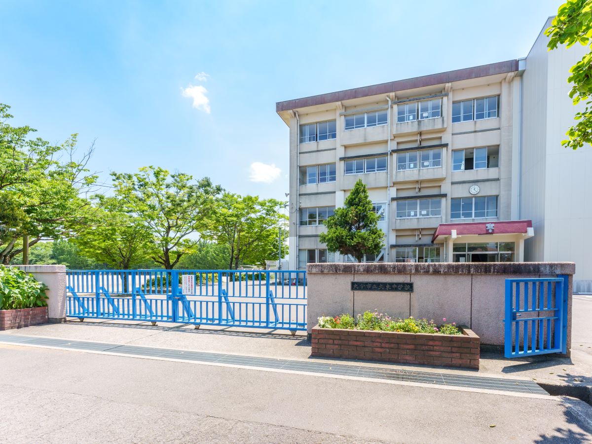 大分市立大東中学校まで約6.1km（徒歩77分／車で約15分）　松岡・明治・明治北の3小学校の児童が進学していて、各小学校と連携し小中一貫教育の取り組みを行っています。