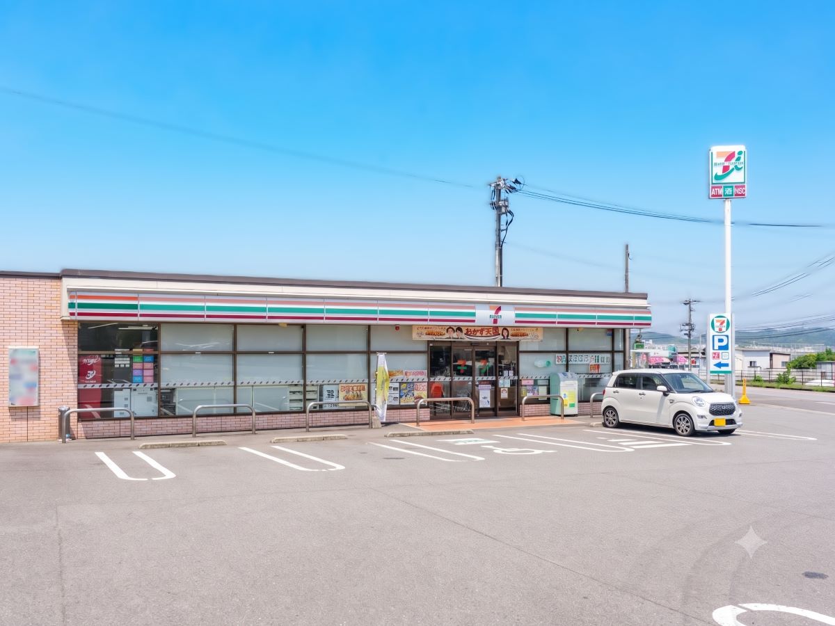 セブン-イレブン　大分菰田店まで約1.8km（車で約4分）　24時間営業なので、急なお買い物にもすぐ対応できます！日々の生活のすぐそばにあると、安心感が違いますよね。