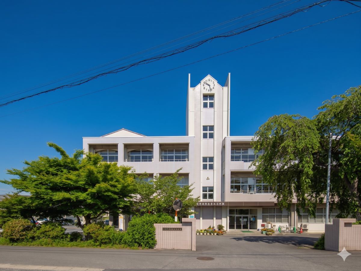 須賀川市立第三中学校まで約250m（徒歩4分）　帰りが遅くなってもすぐに帰れる距離で、安心ですね！