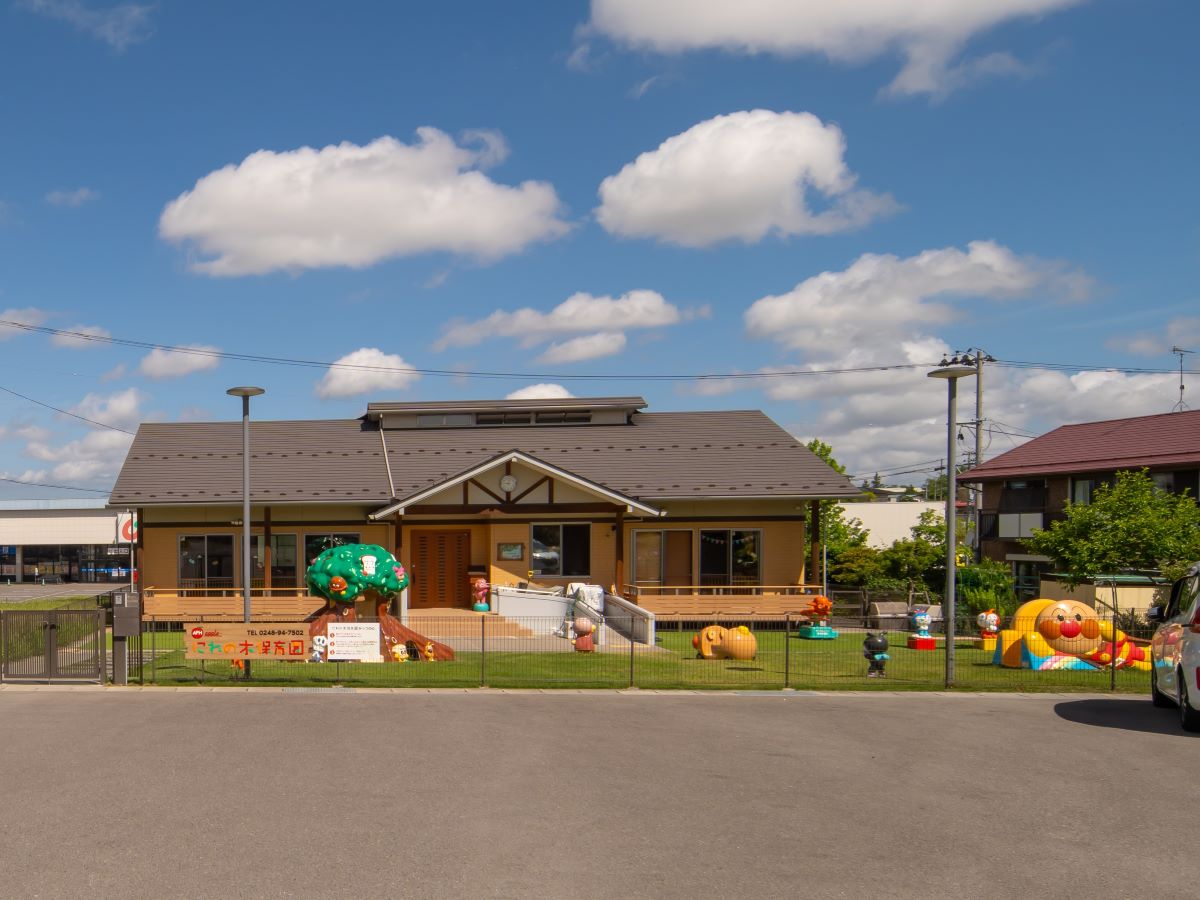 にれのき保育園まで約830m～880m（徒歩11分）　保育園まで徒歩圏内は、お子様の送り迎えをするママやパパには嬉しいですね。朝の忙しい時間帯も安全に送り出せます！