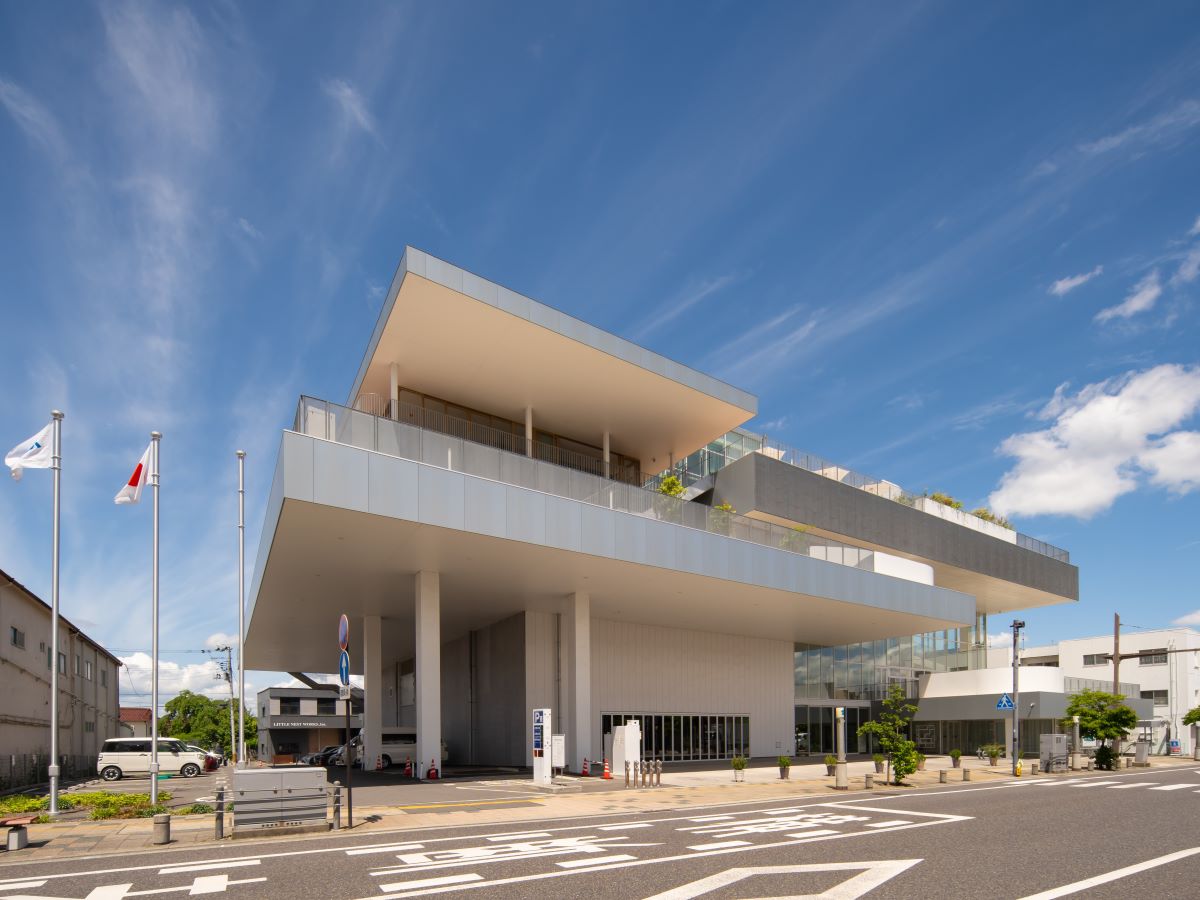 須賀川市中央図書館まで約1.9km～2km（徒歩24分～25分／車で約5分）　市民交流センター内にある中央図書館。絵本も豊富で、遊び場やイベントと合わせて1日中楽しく学べる環境です。