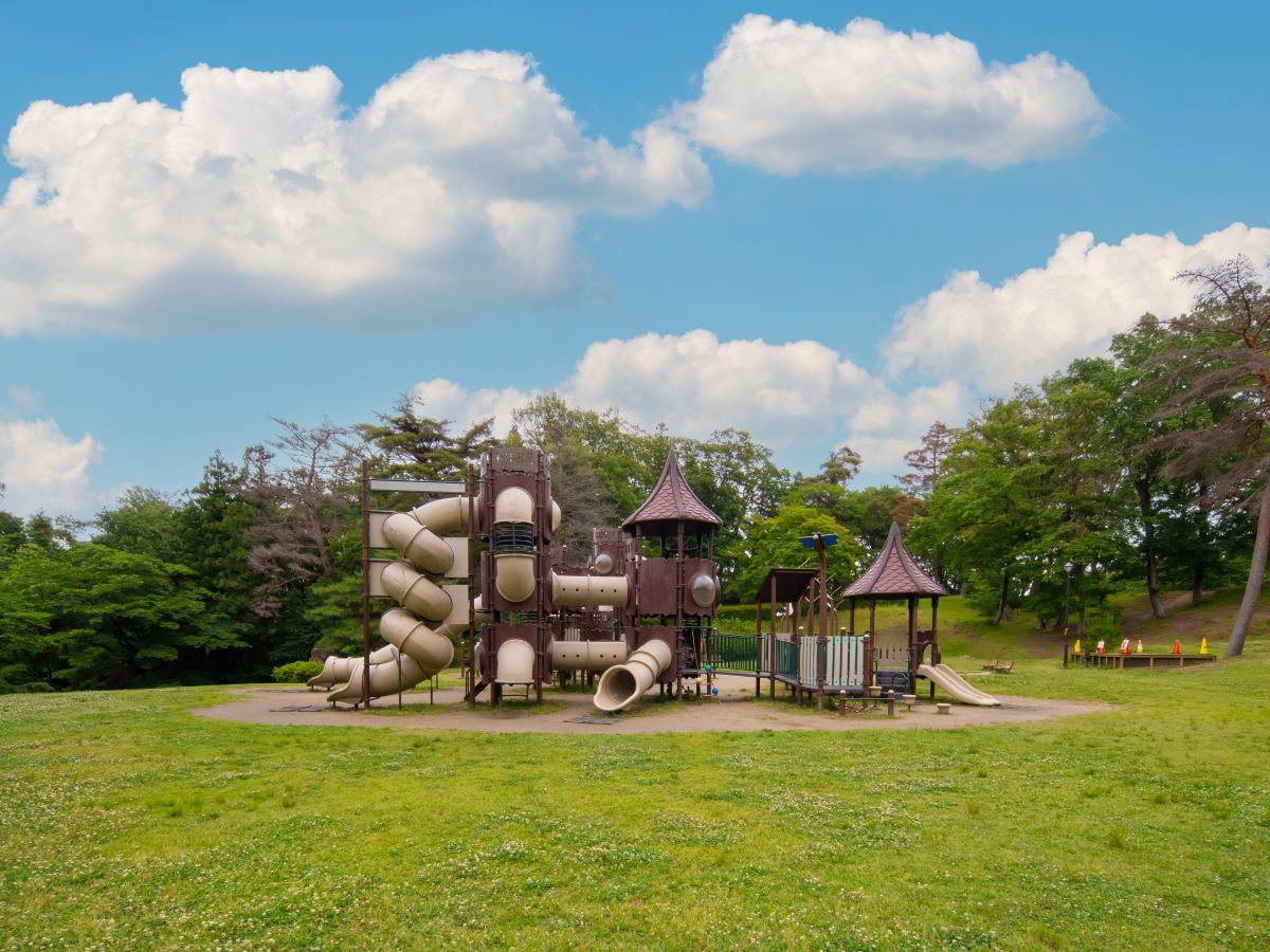 翠ヶ丘公園まで約1.9km～2.1km（車で約6分）　北芝生広場やわんぱく広場などがある豊かな公園です。
わんぱく広場には遊具があるため、休日にはお子様を連れてお出かけも良いですね！