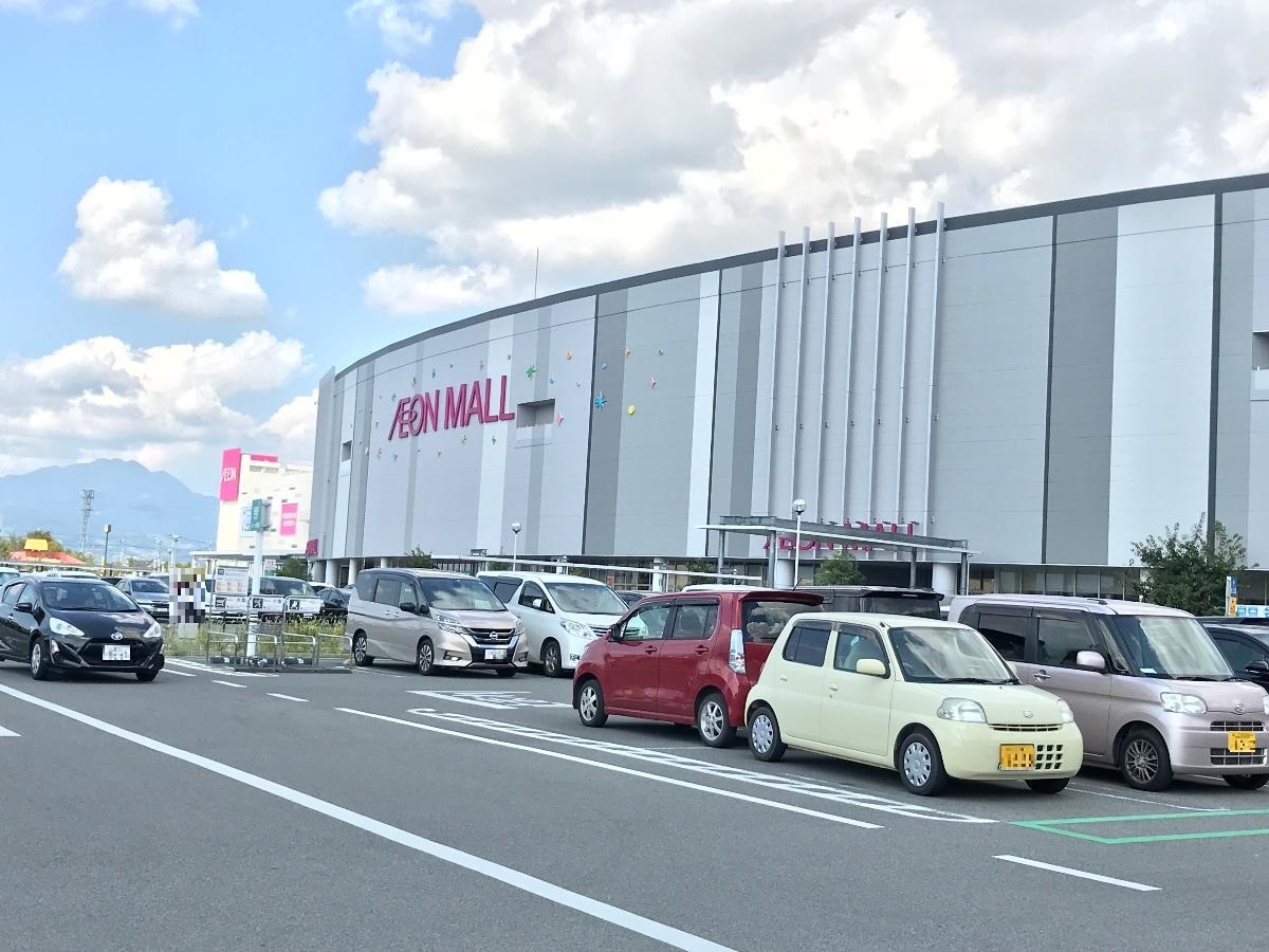 イオンモール甲府昭和まで約2.6km　県内で一番ホットなスポット「イオンモール甲府昭和」まで車で7分！ショッピングはもちろん、映画に食事に、料理教室も。身延線で1駅ですので、車を利用しない方にも便利です。