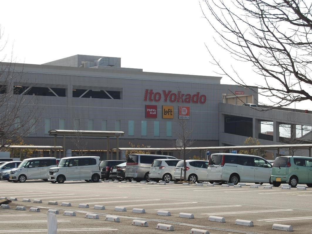 イトーヨーカドー甲府昭和店まで約1.1km（徒歩14分／車で約4分）　【営業時間】9：00～21：00 （2F 9：00～20：00）　食料品・衣料品・日用品販売のほか、約30店舗の専門店が入っています。ショッピングモールを上手に使い分けできるのが、この分譲地の魅力の一つです。