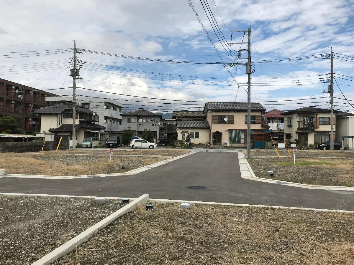 昭和町国母駅前 土地 西側より　