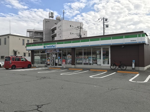 昭和町国母駅前 土地 ファミリーマート昭和国母店まで約300m（徒歩4分）　当分譲地から国母駅の間にあるコンビニエンスストア。駅を利用される方は行き帰りに利用ができて便利です。