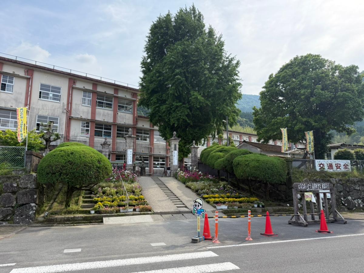 姶良市立重富小学校まで約1.5km（徒歩19分／車で約4分）　地域の自然や文化を活かした教育活動が魅力の小学校です。児童たちは、地域の自然や文化を活かした教育活動を行っています。