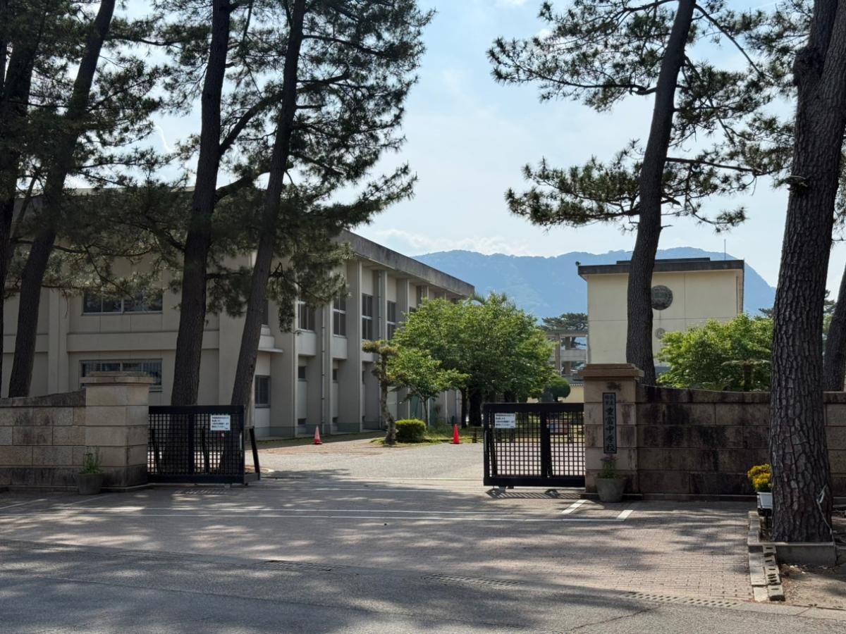 姶良市立重富中学校まで約1.3km（徒歩17分／車で約5分）　重富中学校（鹿児島県姶良市）は、学習・部活動・生活指導のバランスが取れた教育を実践している公立中学校です。