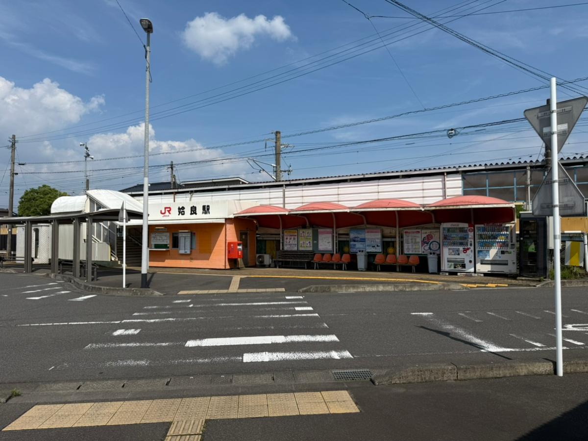 ＪＲ姶良駅まで約2.4km（徒歩30分／車で約7分）　鹿児島県姶良市に位置するJR九州の駅で、日豊本線の主要な停車駅の一つです。地域の交通の要所として、通勤・通学や観光の拠点として多くの人々に利用されています。