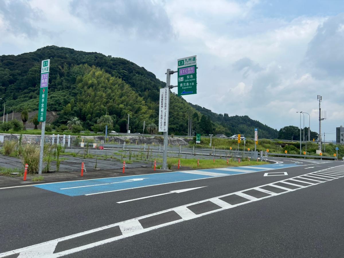 桜島スマートICまで約1.9km（車で約8分）　鹿児島県姶良市に位置するETC専用のインターチェンジで、九州自動車道から桜島や周辺エリアへのアクセスをスムーズにする重要な拠点です。 