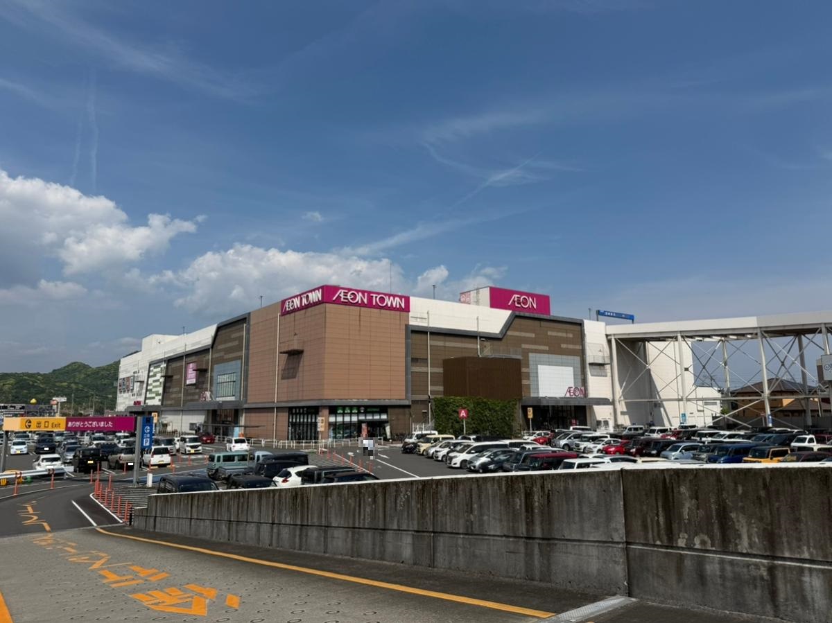 イオンタウン姶良まで約3.2km（車で約8分）　イオンタウン姶良は、買い物・食事・憩いがそろう地域密着型のショッピングモールです。日用品やファッションの買い物から、家族での食事や子どもの遊び場まで、生活のあらゆるシーンに対応。週末の家族のお出かけや平日の用事も、ここ一カ所で完結します。