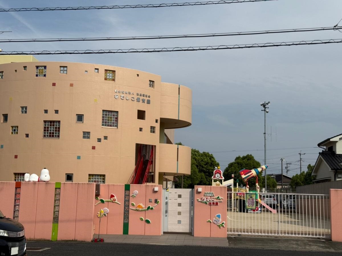 なでしこ保育園まで約1.1km（徒歩14分／車で約4分）　なでしこ保育園は、自然豊かな環境と多彩な体験活動を通じて、子どもたちの健やかな成長を支える保育園です。