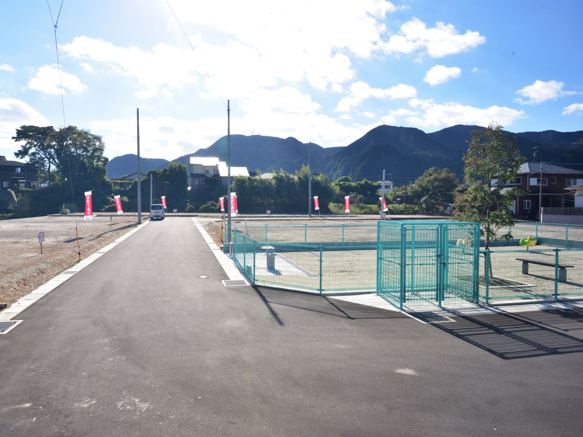 分譲地内公園まえ　全面道路　