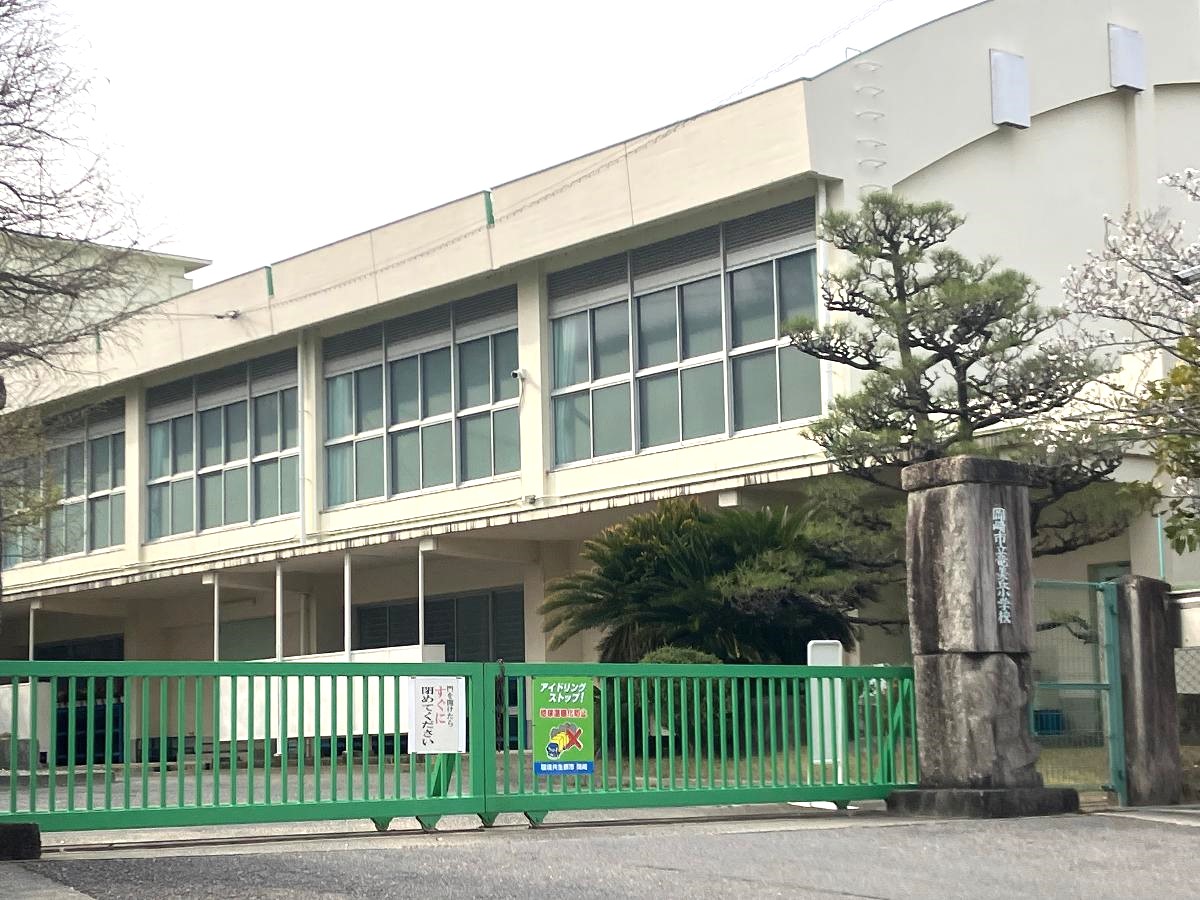 岡崎市立竜美丘小学校まで約750m（徒歩10分）　低学年のお子様にも通いやすい距離です。ママもパパも安心してお子様を送り出せますね。