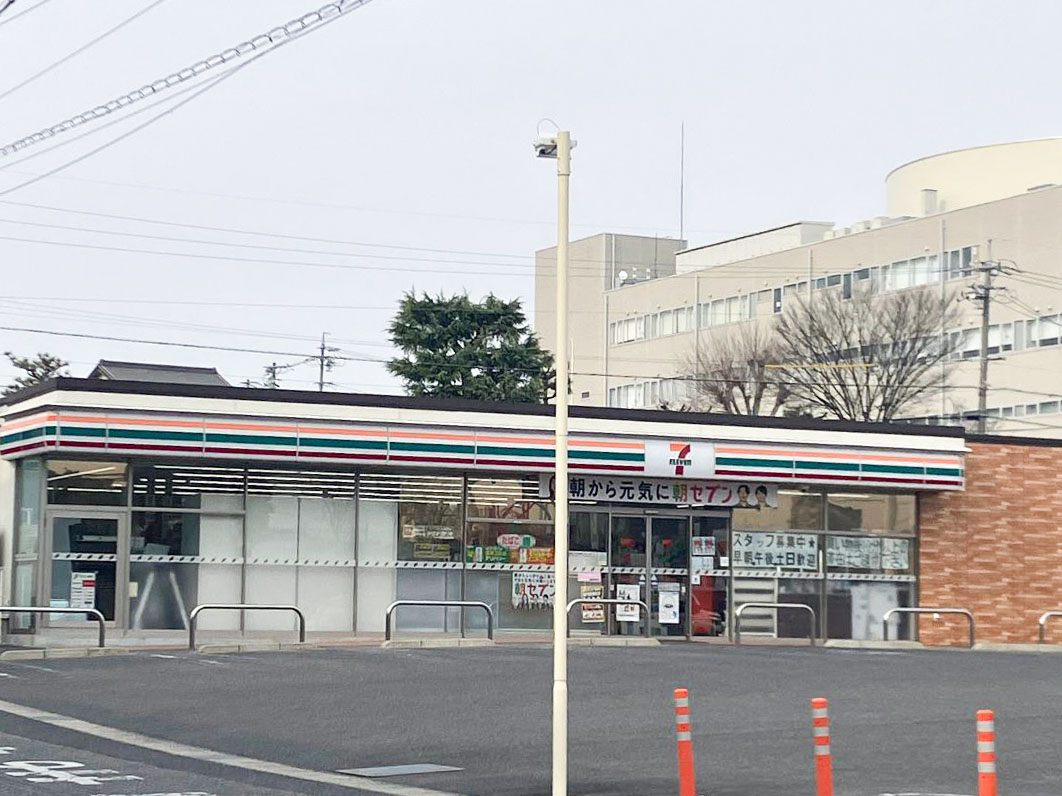 セブンイレブン岡崎竜美西店まで約326m（徒歩5分）　徒歩で行けるコンビニがあると、ちょっとしたお買い物に便利です。