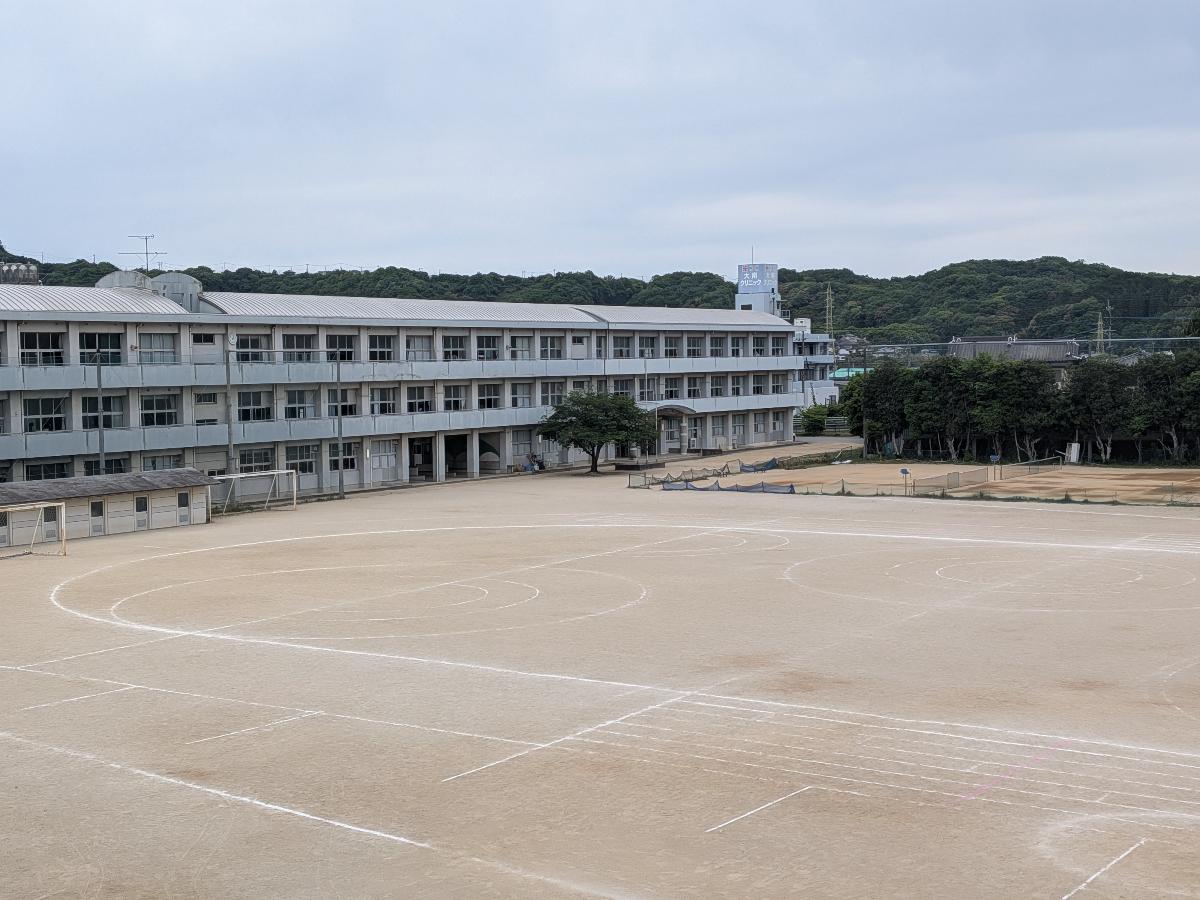 判田中学校まで約600m～665m（徒歩8分～9分）　スポーツや勉強に励み、お子様の成長が楽しみな3年間ですね！判田小学校との距離も近いため、兄弟姉妹での通学や学校行事への参加もスムーズです。