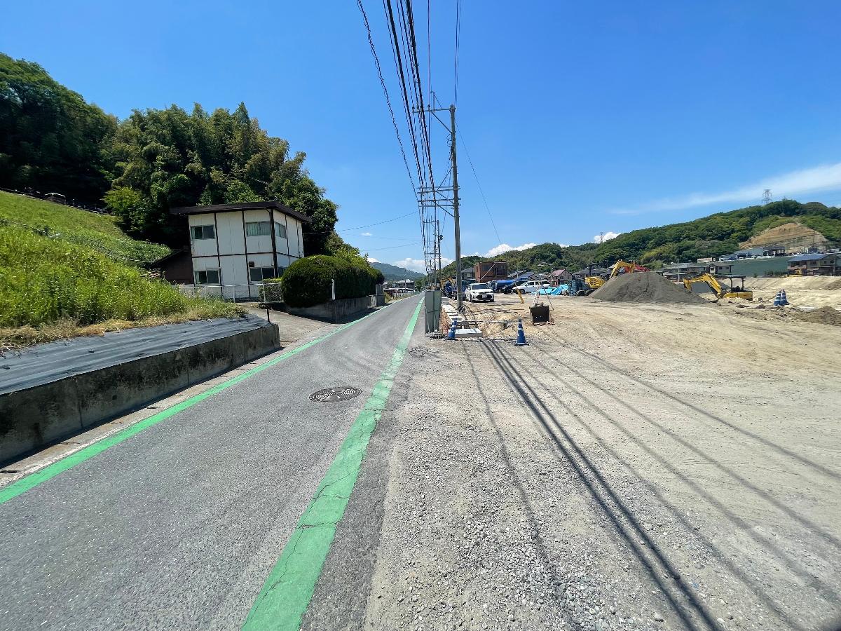 分譲地への進入路となる道路の様子です。　