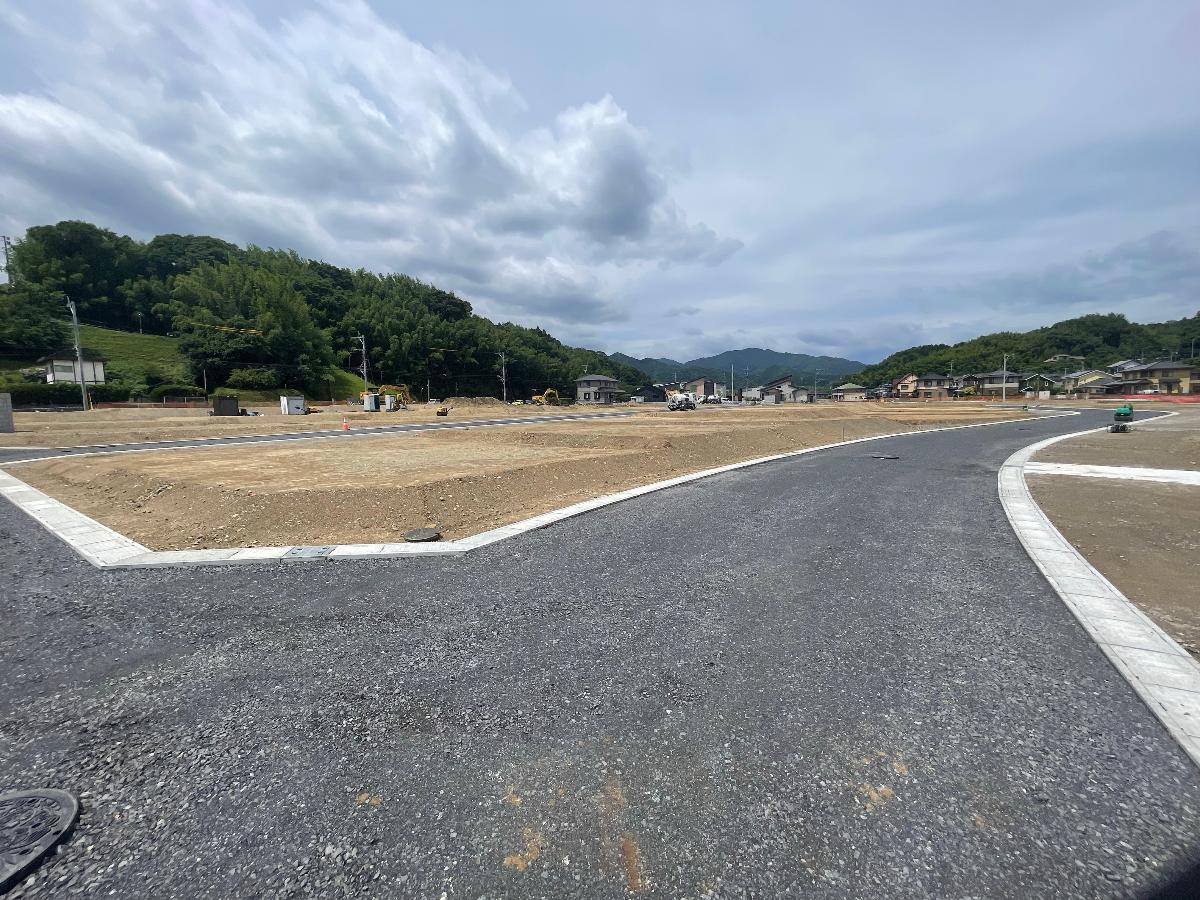 前面道路が6mあるので、ゆとりをもって車の出し入れができます。　