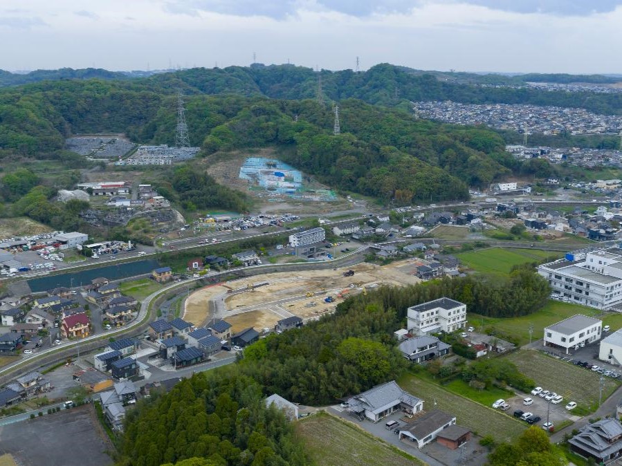 お子様の通学や毎日の送迎もしやすく子育て世帯の方も安心です。(ドローン上空写真)　