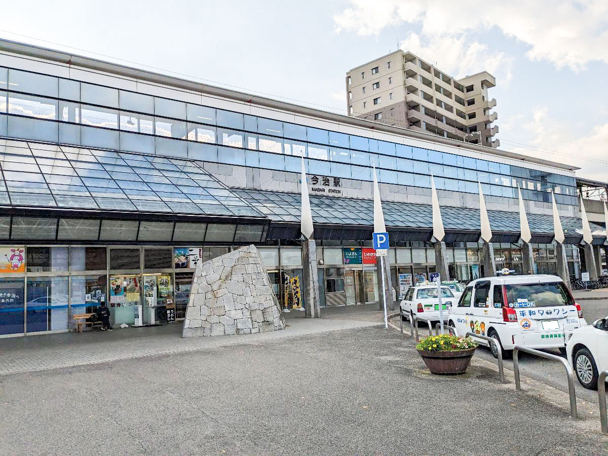 JR「今治」駅まで約1.9km（徒歩24分／車で約8分）　特急が停車する今治市の主要ターミナルです。駅周辺は高木眼科病院(駅から約180m)やローソン 今治駅前店(駅から約110m)があり、便利です。