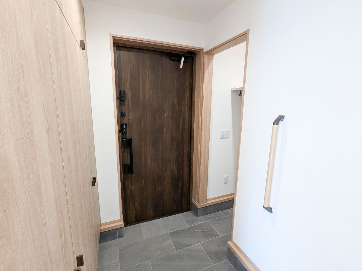 今治市河南町 モデルハウス 区画番号No.8号地 壁一面のシューズボックスでご家族の靴を収納できます。