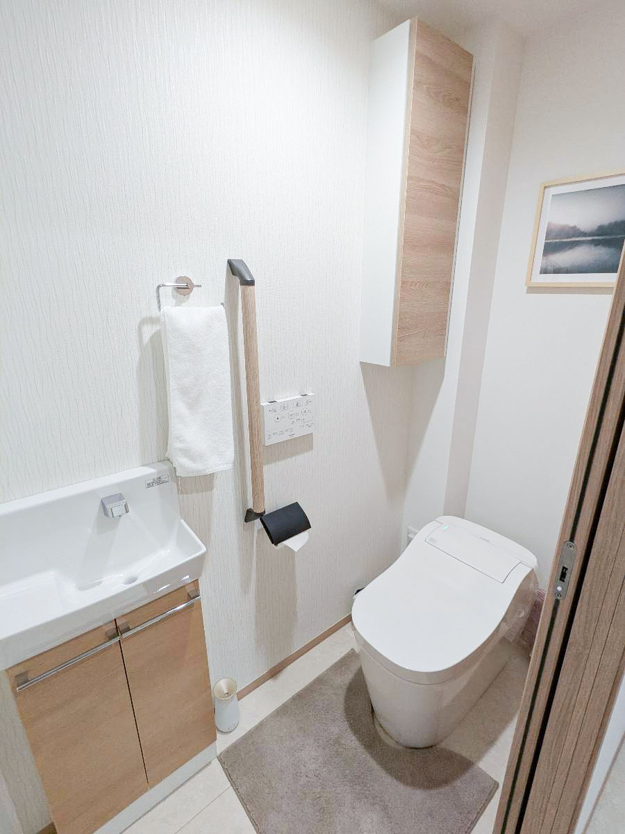 今治市河南町 モデルハウス 区画番号No.8号地 1階のトイレです。手洗いもできスムーズです。