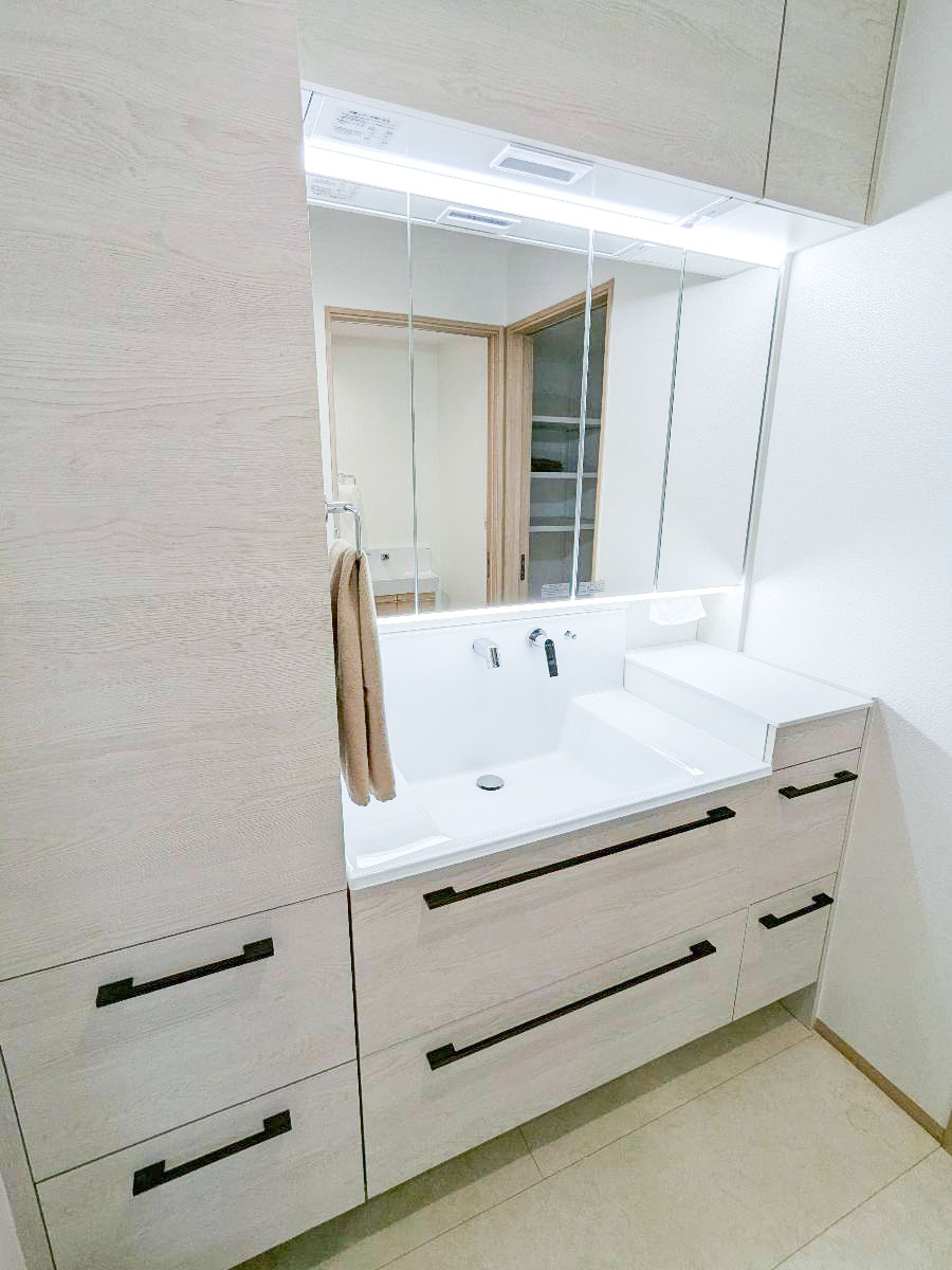 今治市河南町 モデルハウス 区画番号No.8号地 収納力のある洗面所です。白を基調にしていて清潔感もあります！
