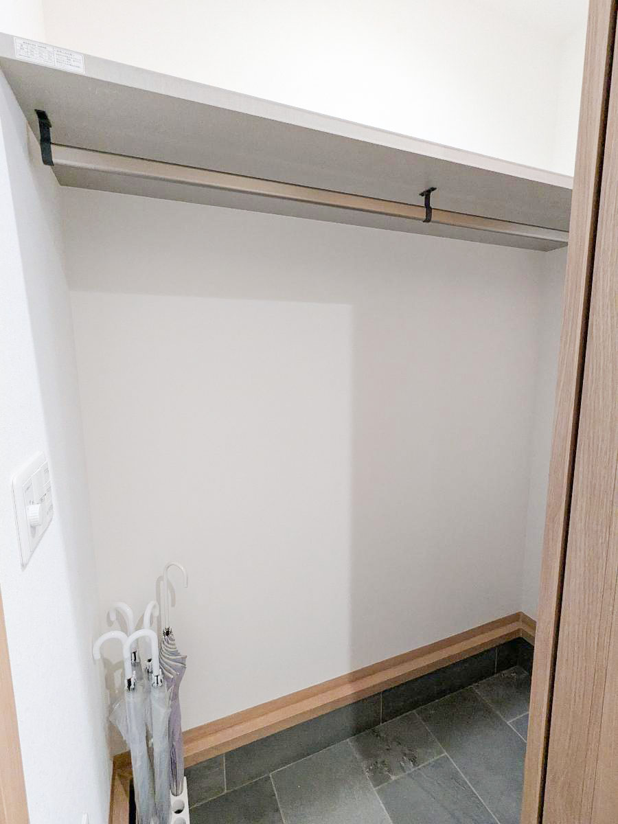 今治市河南町 モデルハウス 区画番号No.8号地 シューズクロークも完備しております。季節ものの用品も片づけられます！