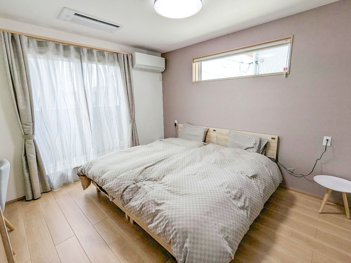 今治市河南町 モデルハウス 区画番号No.8号地 アクセントクロスが印象的なリラックスできる主寝室です。