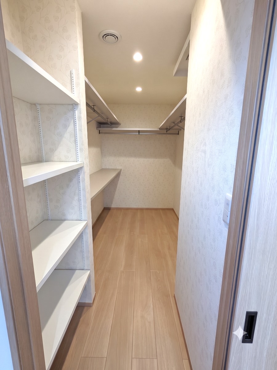今治市河南町 モデルハウス 区画番号No.8号地 主寝室には沢山収納ができるウォークインクローゼット付きです。