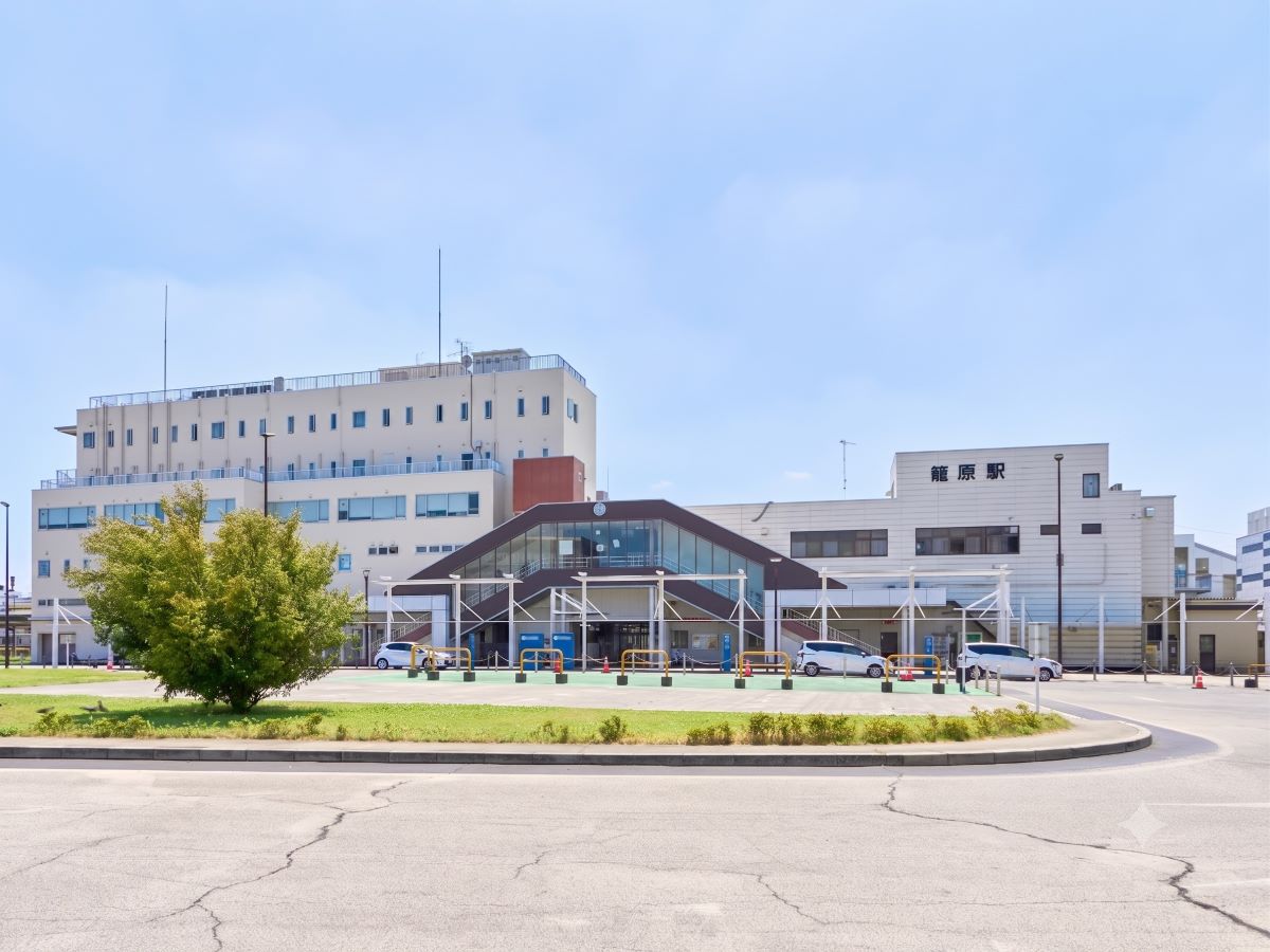 JR高崎線「籠原」駅まで約1.8km～1.9km（徒歩23分～24分／車で約6分）　始発・増結駅となる時間帯もあります。通勤通学の際は時間帯によって座って通うことも可能で、都心通勤も快適です。※最新の時刻表は運行会社様のHPなどをご確認ください。