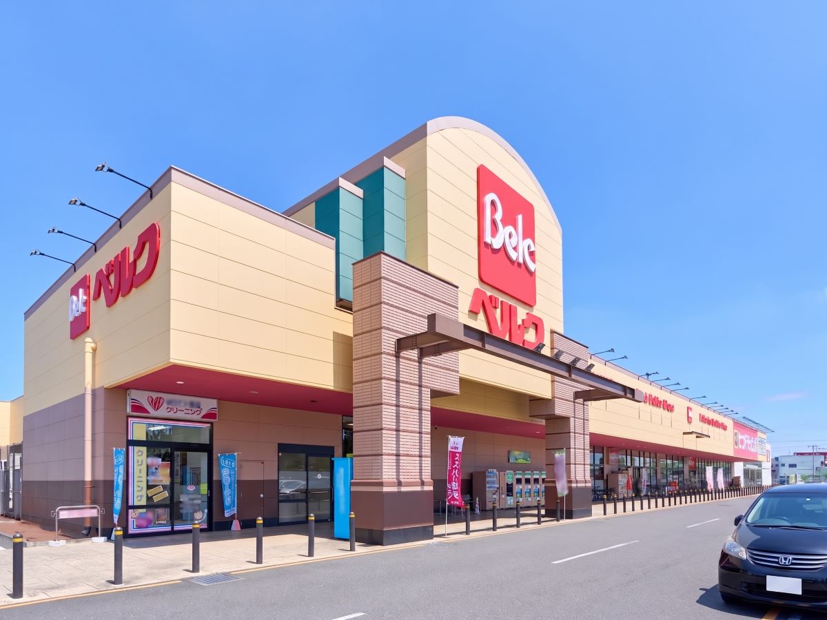ベルク フォルテ深谷店まで約1km～1.1km（徒歩13分～14分／車で約4分）　新鮮な食品や惣菜、ベーカリーが手に取りやすく、深夜24時まで営業しているため仕事帰りでも安心して立ち寄れます。敷地内には様々なお店(サンドラッグ 深谷東方店など)が隣接しており、日常の用事を一箇所で済ませられます。
