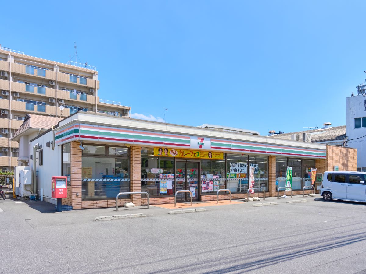 セブン-イレブン 深谷東方５丁目店まで約565m～600m（徒歩8分）　急なお買い物に便利な距離ですね！惣菜・冷凍食品も販売しています！お忙しい中での奥様の時短に一役買ってくれそうです。