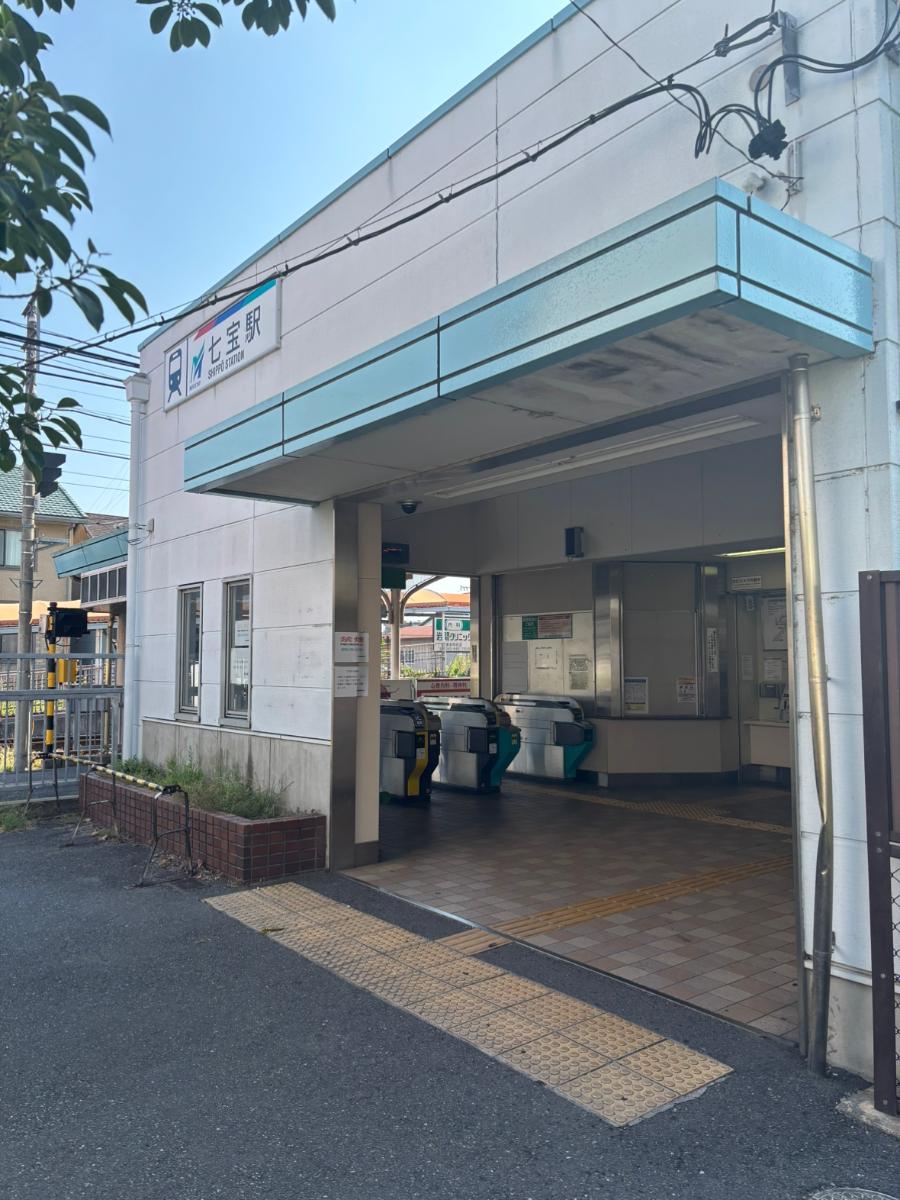 名古屋鉄道 七宝駅まで約1.6km（徒歩20分）　駅の近くにコンビニ（ファミリーマート 七宝駅前店　七宝駅から約80m）や駐車場もあり、利便性が非常に良い駅です。