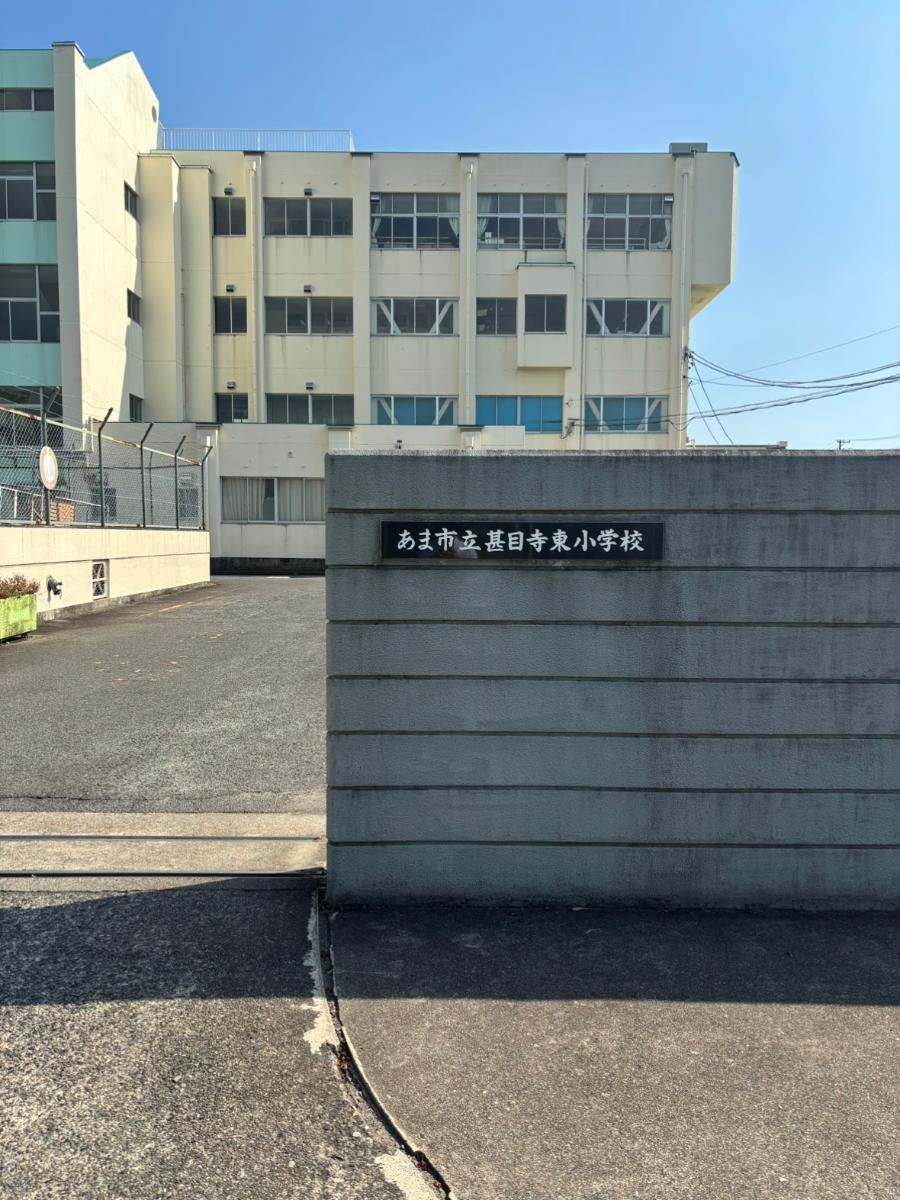 甚目寺東小学校まで約1.7km（徒歩22分）　子育て世代が多く、集団登校にて通学をしております。