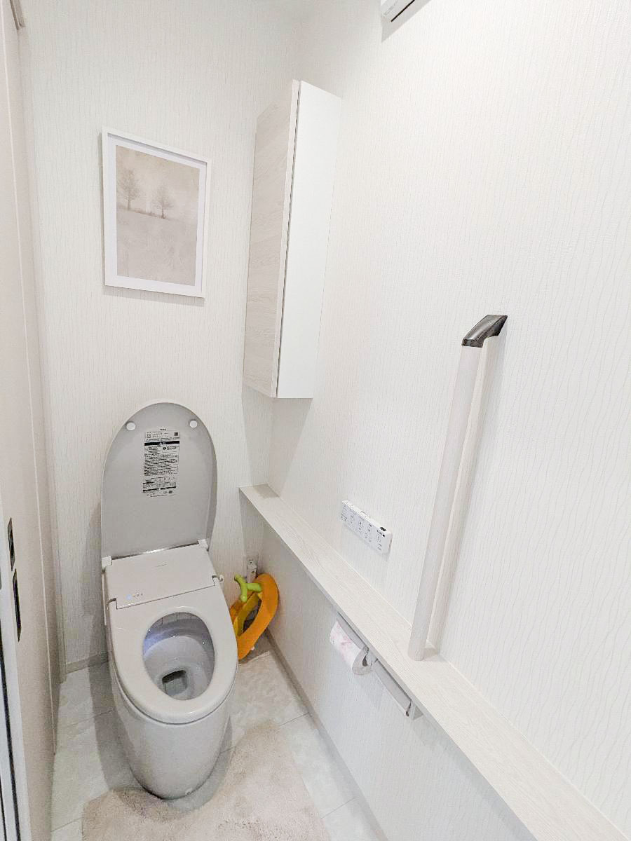 ゆめみヶ丘岸和田　３期 モデルハウス 区画番号No.185 トイレットペーパーやお掃除用具などが納められる収納があり、レストルームもすっきりです！