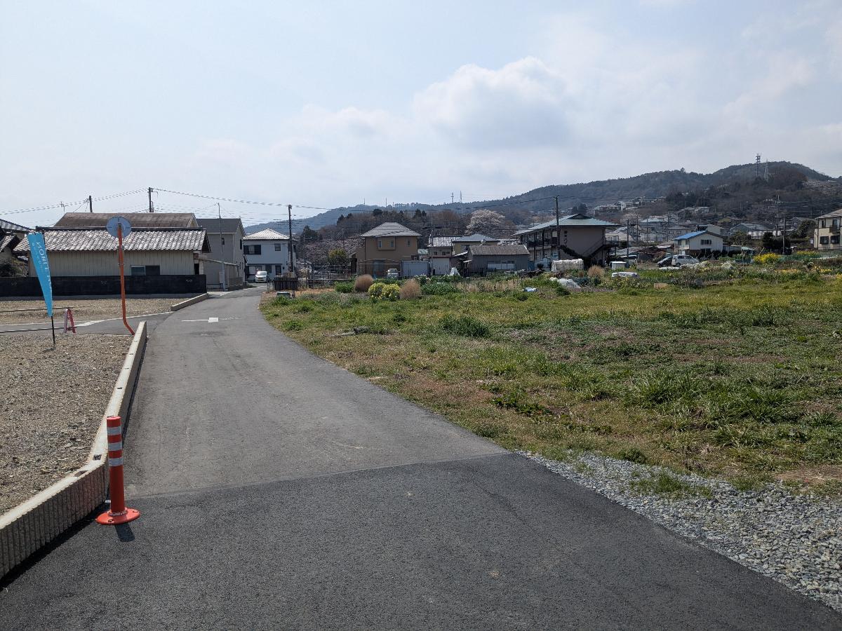前面道路を含む現地の様子です。穏やかな環境で、ゆったりとした暮らしができそうですね！　