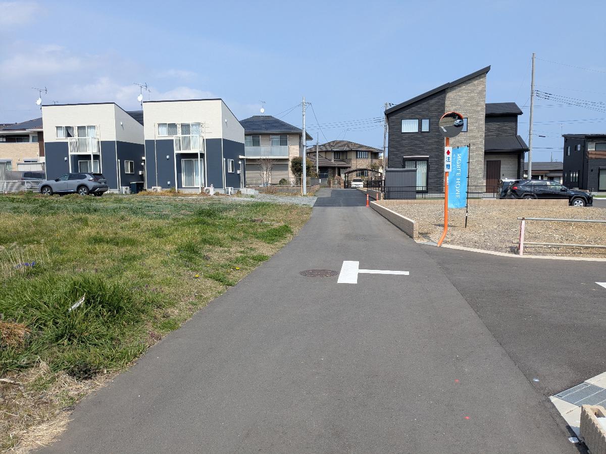 前面道路を含む現地の様子です。前面道路が6mあるので、車の出し入れも安心です♪　