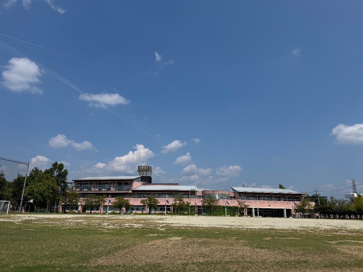 昭和町立押原小学校まで約1km（徒歩13分）　全校児童約360名(※）の小学校です。明治5年から続く長い歴史と、新しい分譲地が融合し、地域の方に見守られながら学校生活を送ることができます。
平成16年に完成した校舎は木造で大きな窓ガラスが採用され、オープンスペースがあり
豊かな学校生活を送る工夫がされています。
（※2024年5月1日時点の情報です。）