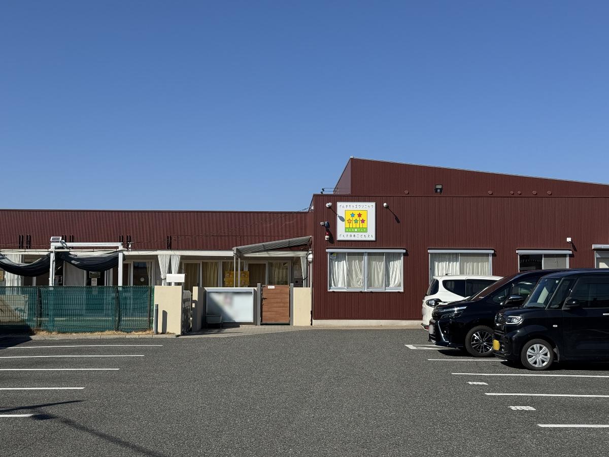 げんきキッズクリニックまで約700m（徒歩9分）　地域の小児専門クリニックです。げんき夢こども園や病児保育室・子育て支援センターも併設しており、予防接種・健診・一般診療とあわせて、子どもと家族が安心して利用できる総合的なサポートを提供しています。
