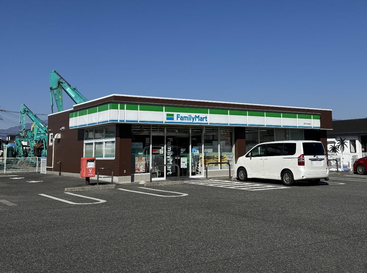 ファミリーマート昭和町飯喰店まで約500m（徒歩7分）　24時間営業。食品・日用品に加え、ATM、公共料金の支払い、、各種チケット発券などのサービスも利用できます。
