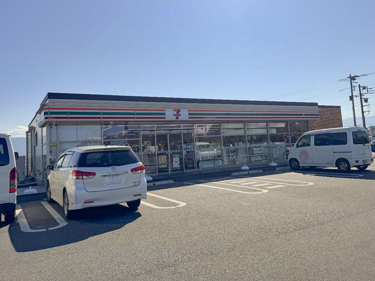 セブン-イレブン 昭和町河東中島店まで約650m（徒歩9分）　24時間営業。食品・日用品をはじめ、ATM、公共料金支払い、マルチコピー機など各種サービスにも対応しています。駐車場も広く、利用しやすい立地です。
