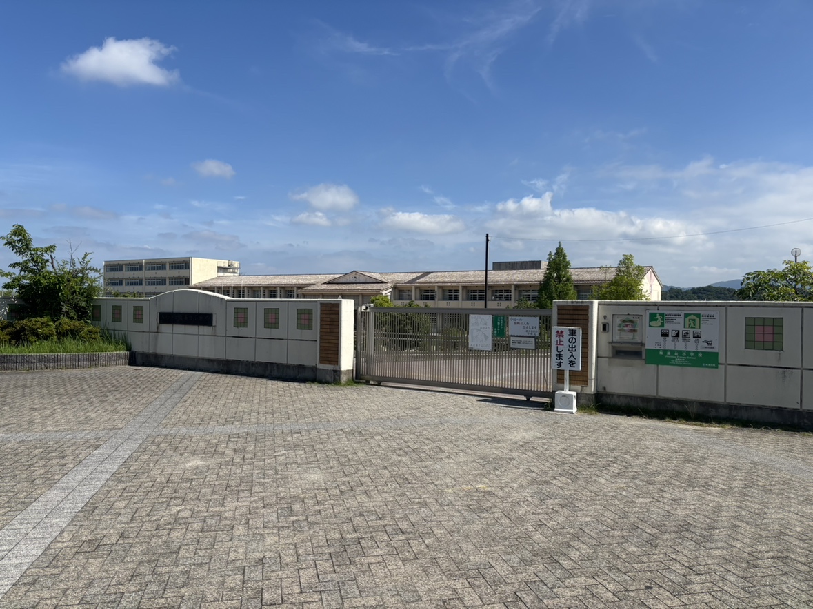 梅美台小学校まで約1km（徒歩13分）　近くに小学校があるので、お子様の通学も安心ですね！