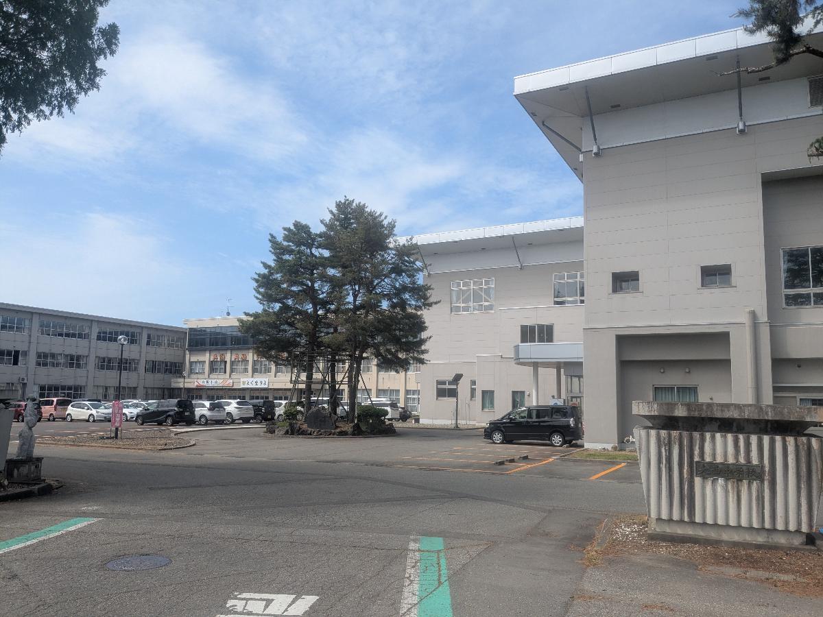 大仙市立大曲中学校まで約1.3km（徒歩17分）　地域の温かいご支援のもと、生徒たちは豊かな自然と文化に触れながら、学習や学校行事に取り組む活力ある学校です。
部活動では、吹奏楽部をはじめとする文化部や、各種運動部が活動をしています。