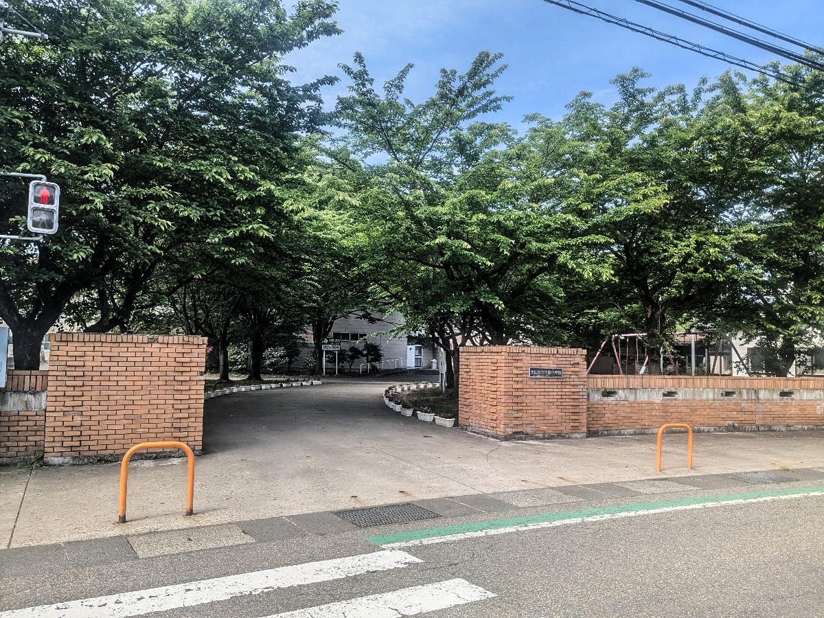 大仙市立花館小学校まで約1.5km（徒歩19分）　2024年に創立150周年を迎えた歴史と伝統のある小学校です。
「あすにむかって 今せいいっぱい ～ひとりで、みんなで、チャレンジ！～」を教育目標に掲げ、自分でできることと、みんなと協力してできることを増やしながら主体性を育んでいます。