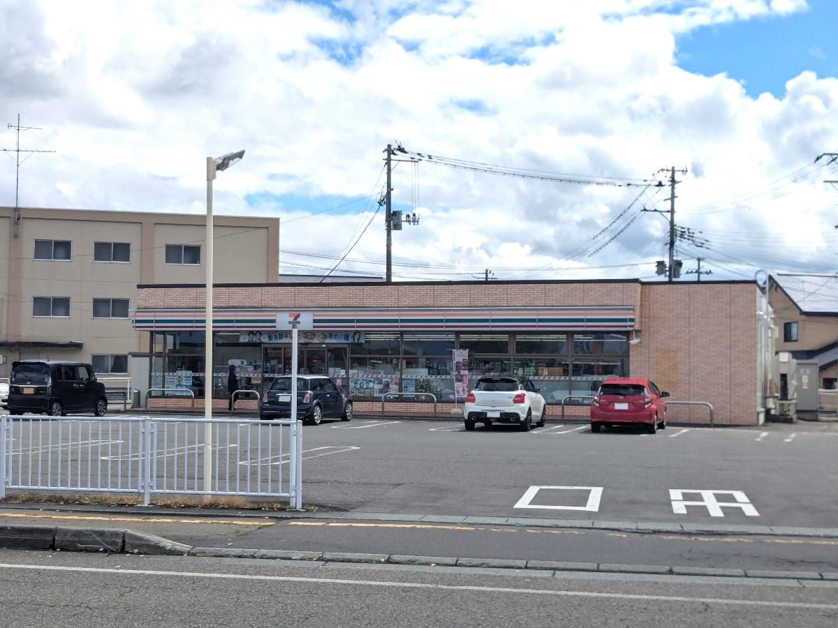 セブン-イレブン 大仙福田町店まで約480m（徒歩6分）　広めの駐車場を完備しており、車でのアクセスもスムーズです。お弁当や総菜、セブンカフェ、スイーツなど販売しています。ATM等も利用でき、地域の方の日常を支えてくれているお店でもあります。【営業時間】24時間営業