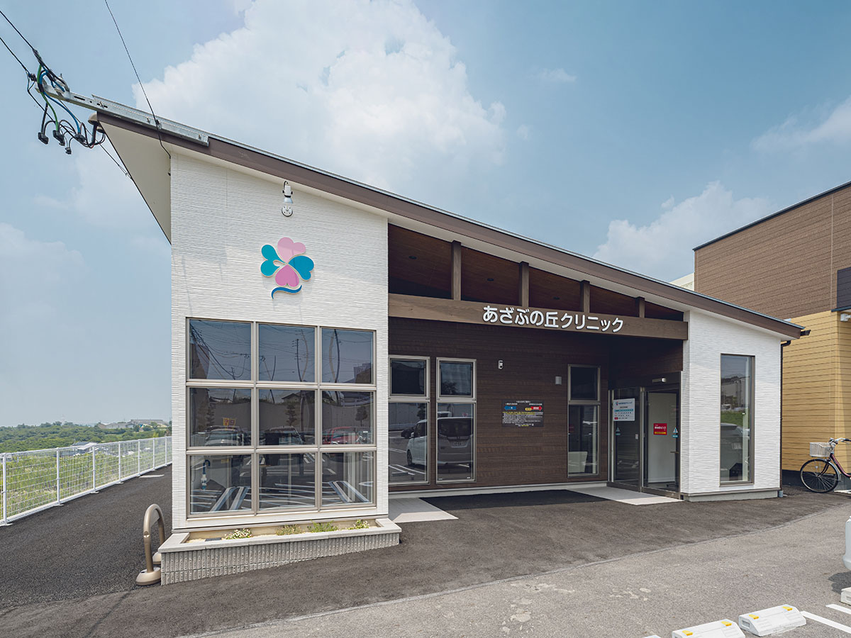 あざぶの丘クリニックまで約450m～500m（徒歩6分～7分）　2025年春に開院した内科・総合内科・循環器内科です。
お隣にはクスリのアオキ　三好丘店もあります。