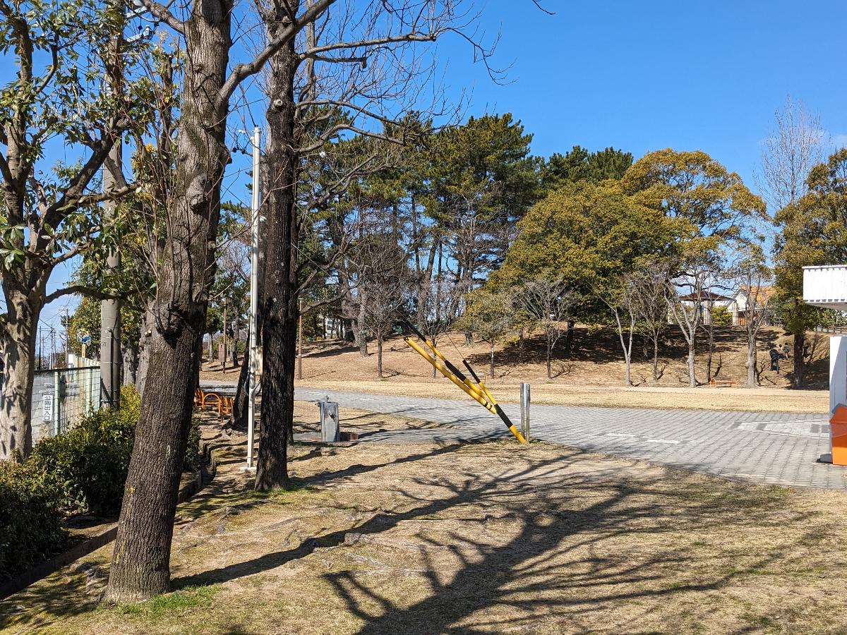 戸崎公園まで約500m（徒歩7分）　広々とした公園でお子様を元気に遊ばせる事が出来ますよ！