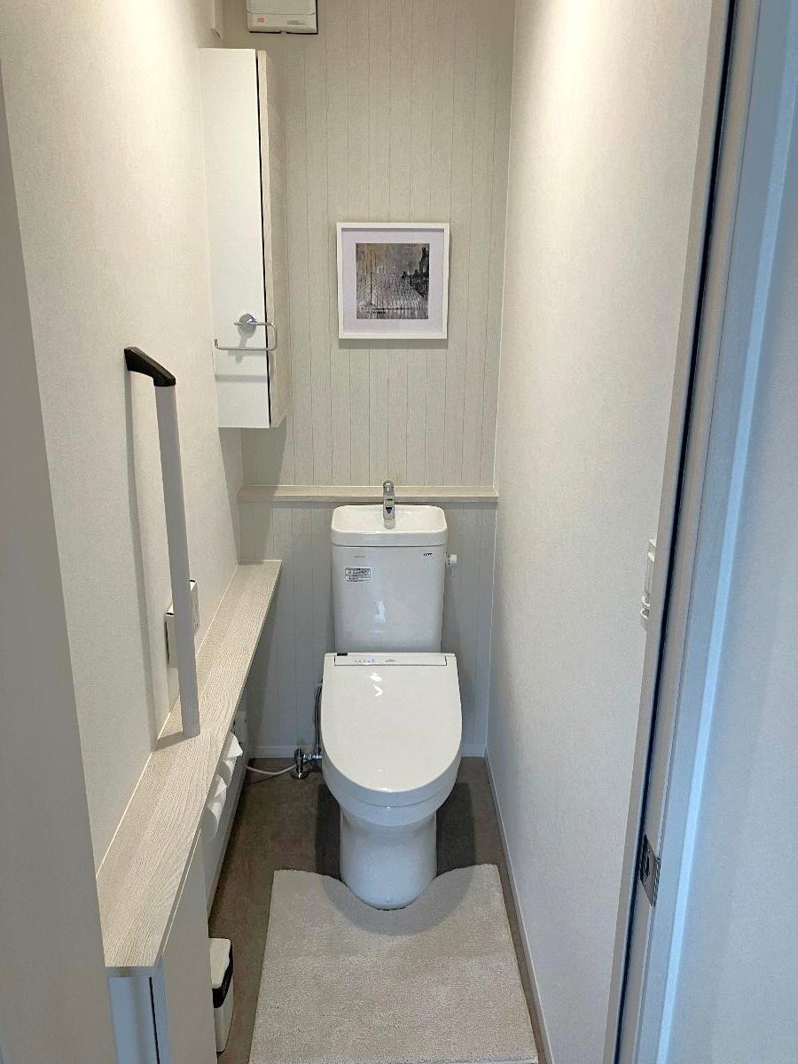 イイコトテラス岡崎市戸崎宿泊棟 モデルハウス 区画番号No.1 握りやすい丸棒手すり、小物を飾れるカウンターなど工夫されています。