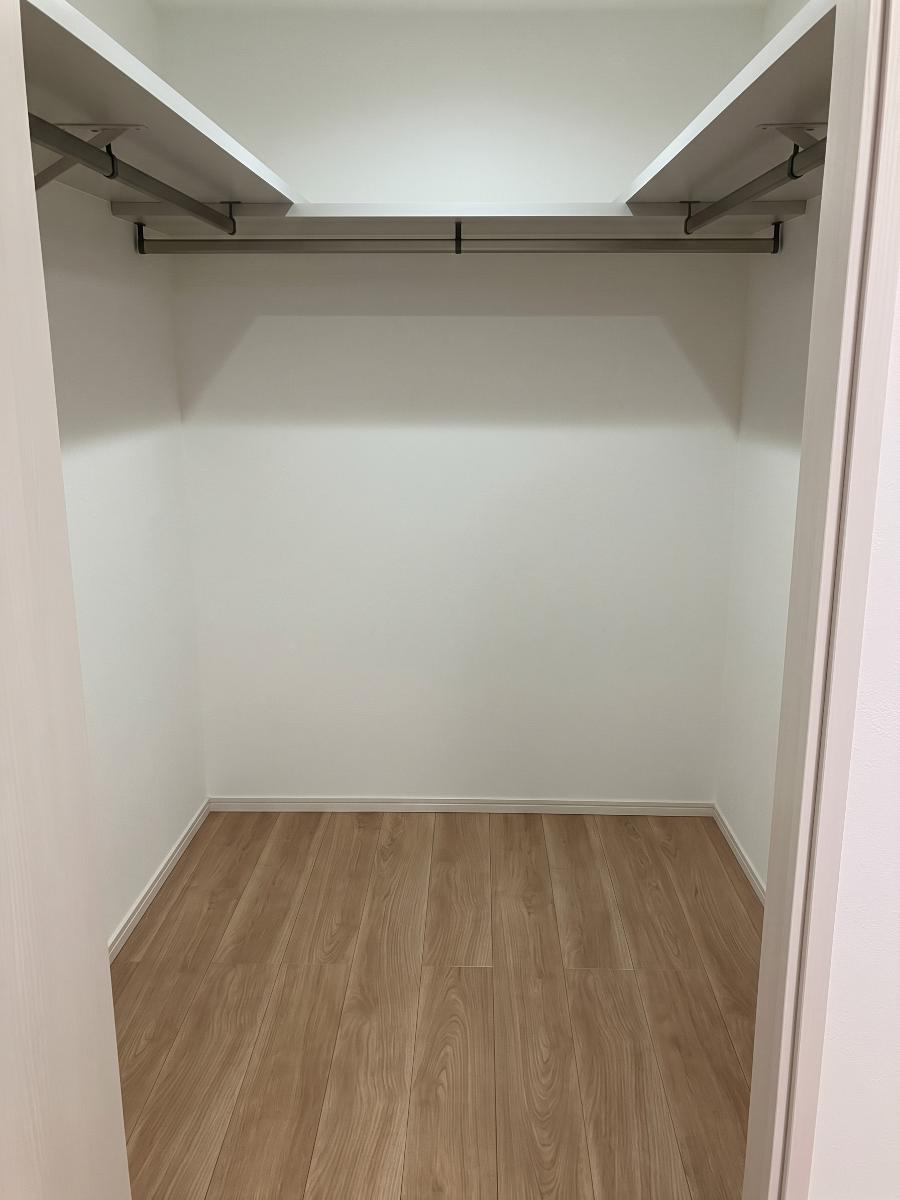 イイコトテラス岡崎市戸崎宿泊棟 モデルハウス 区画番号No.1 季節ものの収納もできるウォークインクローゼットです！